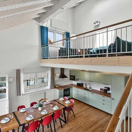 Naegeleried - Grosse Galerie-wohnung Mit Balkon, Heimkino, Garten Apartamento *
